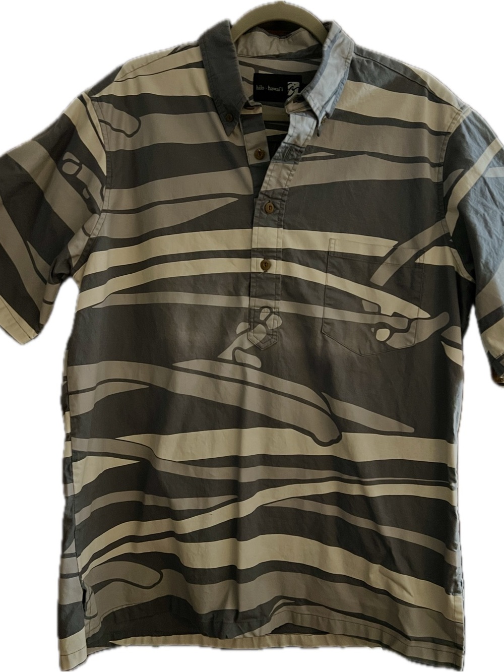 Sig Zane Short-Sleeve Button Shirt in Gray and Cream Wave Print
